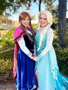 Elsa and Anna Frozen 